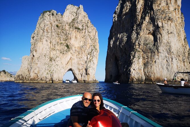 3 Hours Private Boat Tour of Capri with Pasta and Prosecco - Faraglioni and the arch of love