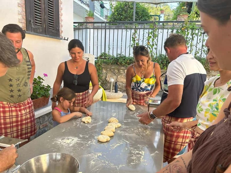 Amalfi Cooking class: tagliatelle, mozzarella and tiramisù - Making tagliatelle by hand