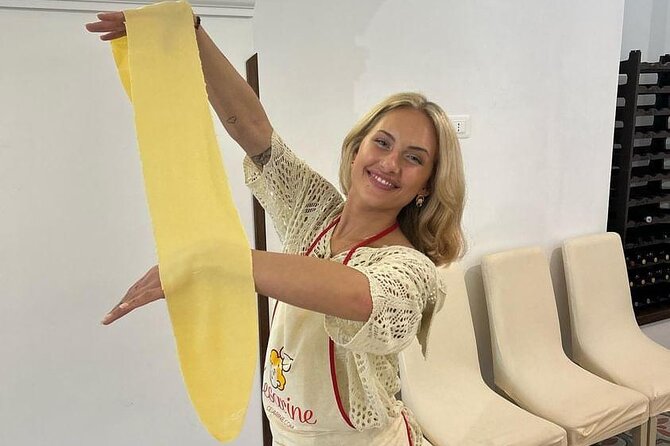 Amalfi: lezione di cucina su pasta, mozzarella e tiramisù - Turning milk into fresh mozzarella