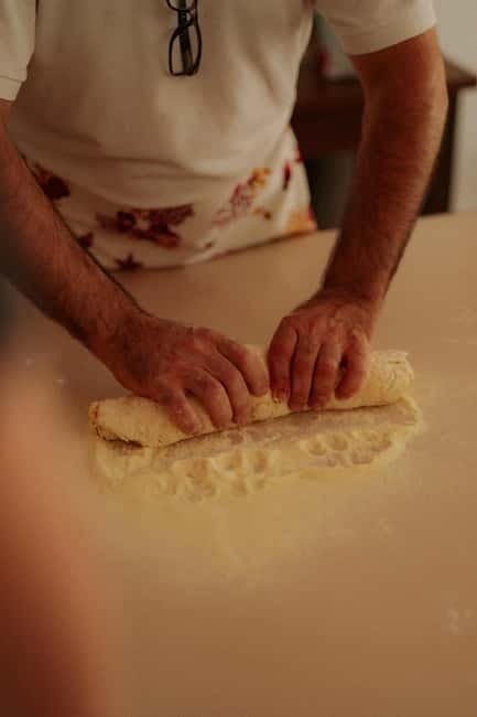 Amalfi: Tagliatelle, Mozzarella & Tiramisù Cooking Workshop - Layering the final tiramisù