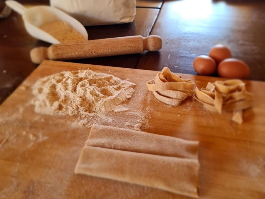Arezzo: pasta e tiramisù cooking class organic Tuscan farm - A one-hour lunch with farm wine