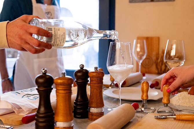 Authentic Pasta and Tiramisu with Unlimited Wine in Florence - What Happens During the 2.5-Hour Class