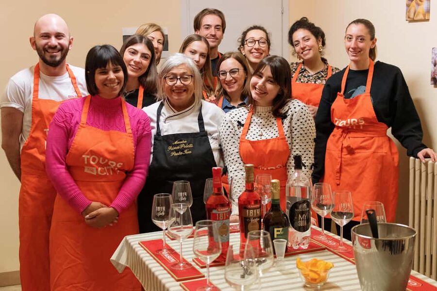 Bologna: Pasta Cooking Class, Ragu, Spritz, Wine & Gelato - Rolling pasta the old-fashioned way