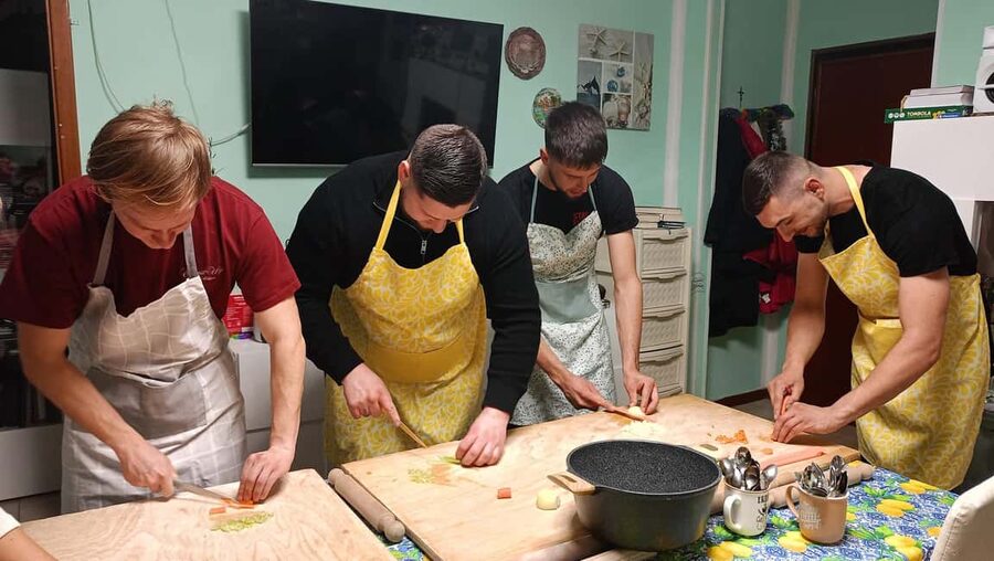 Bologna: Pasta Tagliatelle al Ragu Cooking Class with Wine - Mixing and rolling the pasta dough