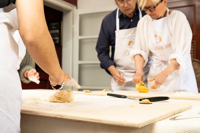 Cesarine: Small group Pasta and Tiramisu class in Parma - Cooking pasta in a Parma home
