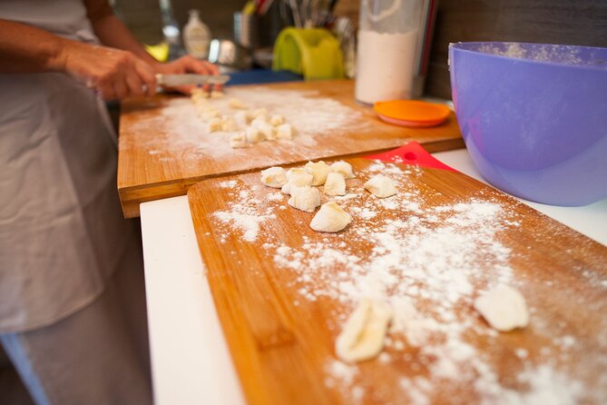 Cesarine: Small group Pasta and Tiramisu class in Siracusa - Making pasta with a local cook