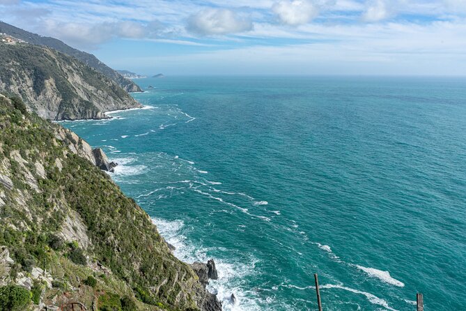 Cinque Terre: Gnocchi & Pesto Class with Seaview in Riomaggiore - Crushing Genovese pesto in Liguria