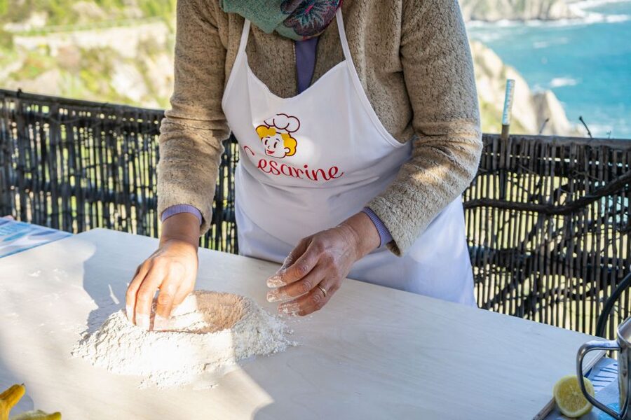 Cinque Terre: Gnocchi & Pesto cooking class with seaview - Cooking gnocchi above the Riomaggiore coast