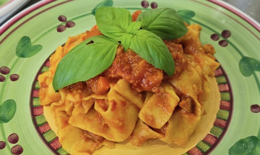Cooking class fresh pasta - A professional kitchen with hands-on instruction
