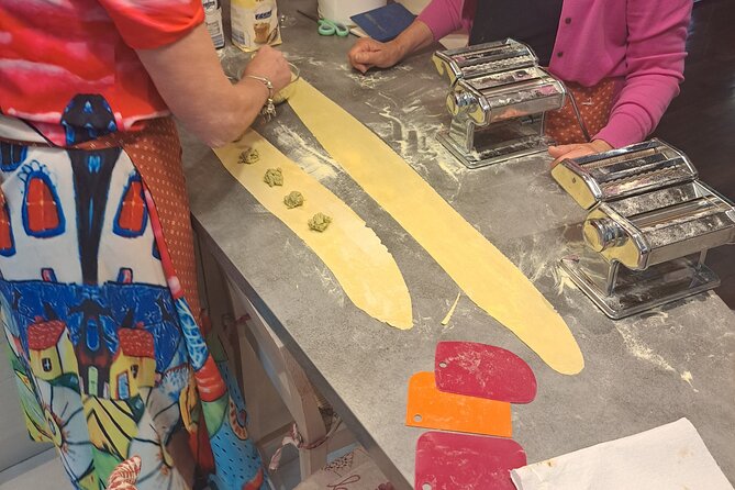 Cooking class in a garden: handmade pasta - A pasta class built around Mariolina’s table