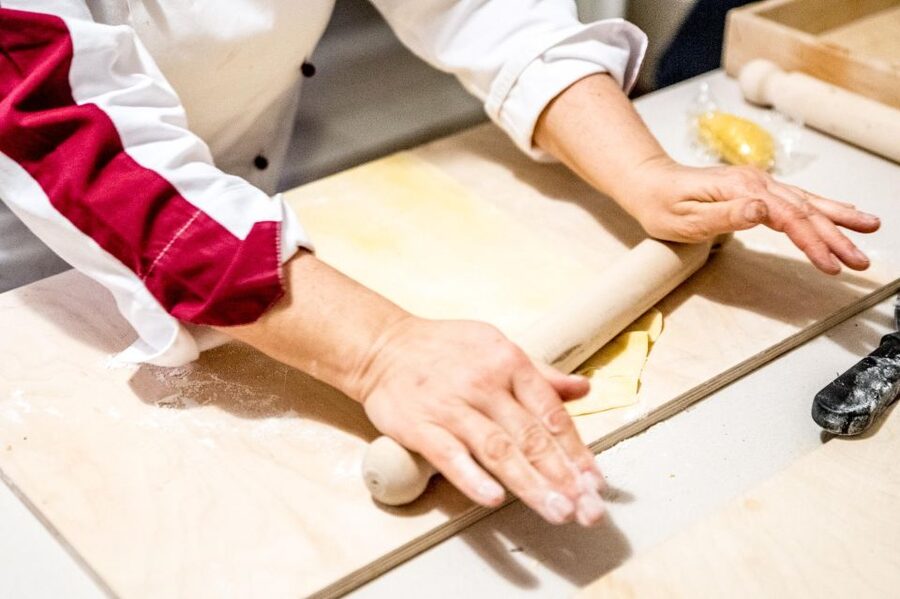 Cooking Lesson: Neapolitan pasta homemade - Rolling, cutting, and filling the pasta