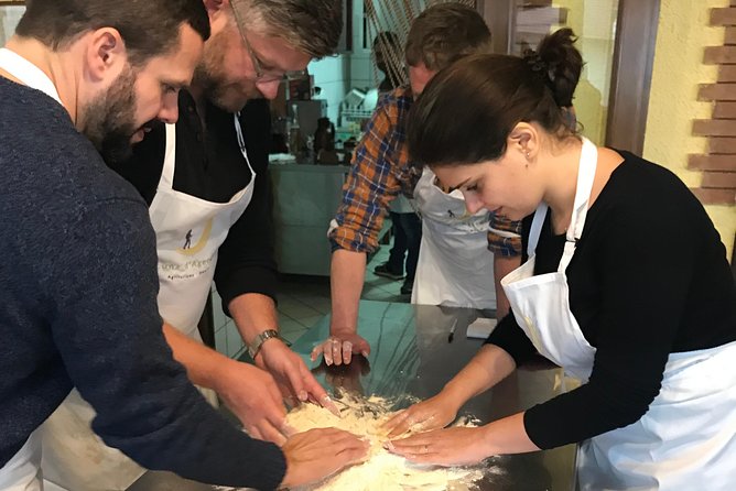 Cooking lesson: tagliatelle, mozzarella and tiramisu - Making mozzarella with farm-fresh milk
