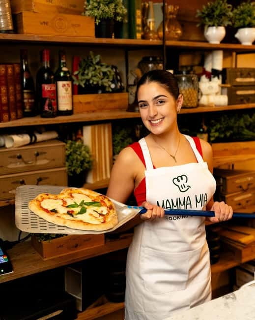 Florence: Authentic Pizza & Gelato Experience+Unlimited Wine - A pizza class in the middle of Florence