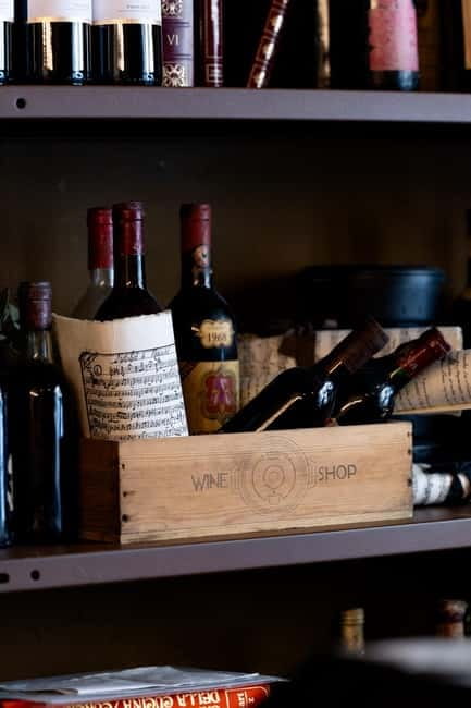 Florence: Authentic Pizza & Gelato Experience+Unlimited Wine - Wine, conversation, and the social side