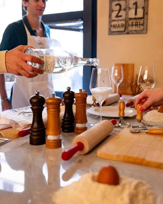 Florence: Authentic Pizza & Gelato Experience+Unlimited Wine - What happens when you arrive