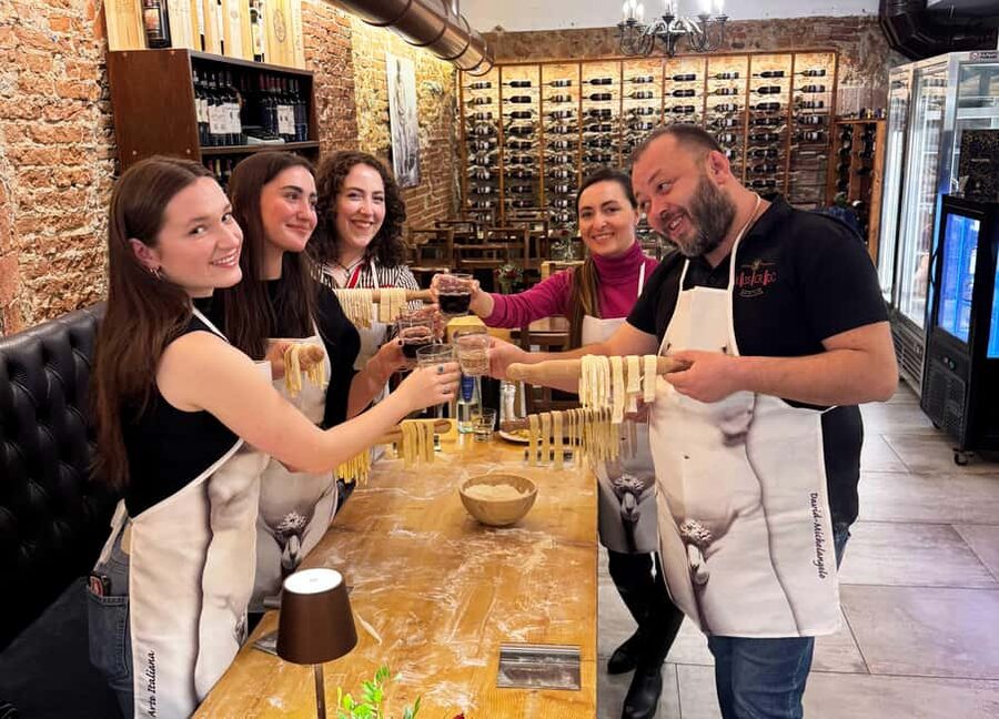 Florence Cooking Class: Ravioli & Pasta & Wine + Gift Apron - A social table with wine and dinner