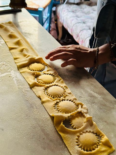 Florence:Dolce Vita by Day Market Tour & Pasta Making Class - From the market to Ileanas Florentine apartment