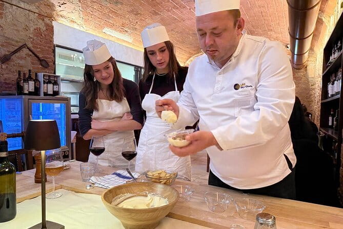 Florence: Pasta & Tiramisu Cooking Class with Unlimited Wine - Key Points