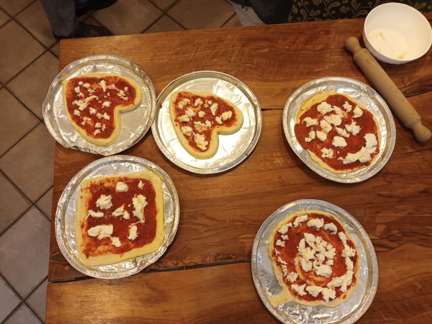 Florence: Pizza and Gelato Cooking Class - A relaxed table makes the difference