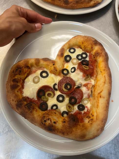 Florence: Pizza and Gelato Cooking Class - Why families seem to enjoy it