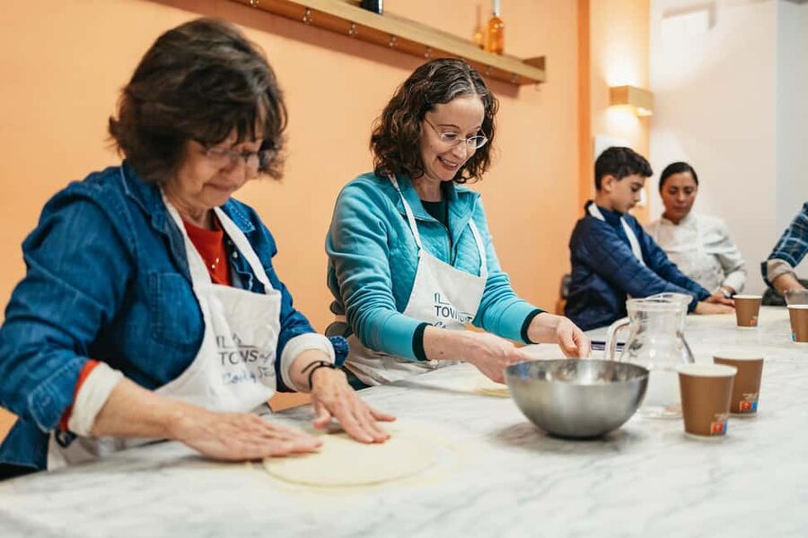 Florence: Premium Pizza & Gelato Preparation Class with Wine - Dinner at the table with Chianti