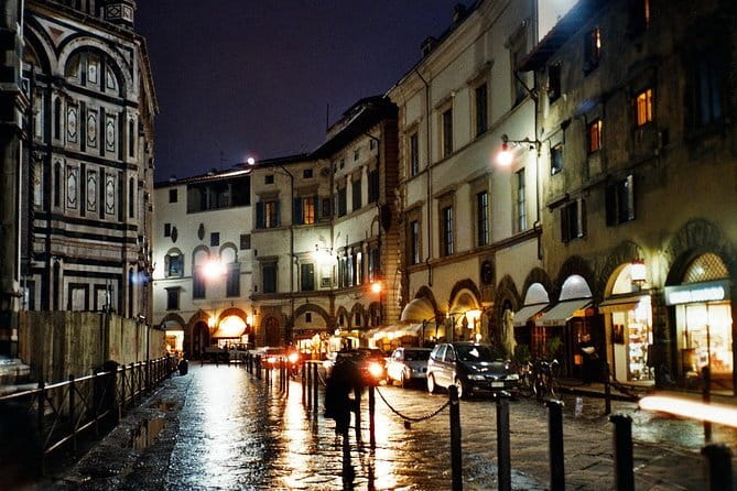 Illuminated Florence Tour for Kids and Families with Gelato and Pizza - Games, competition, and a treasure hunt