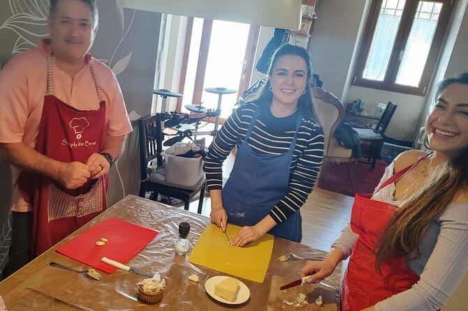 Intimate and authentic Pasta Lesson & Chianti wine. Free parking - Rolling tagliatelle and preparing the sauce