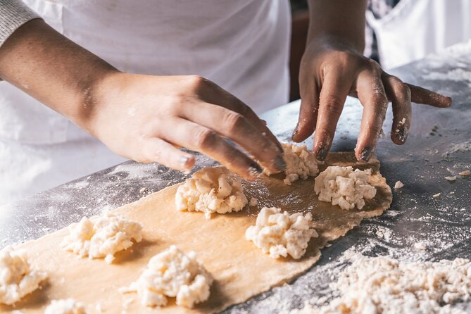 Like a real Chef! Pasta and Pizza with tradional tomato souce! - Preparing a genuine Margherita pizza