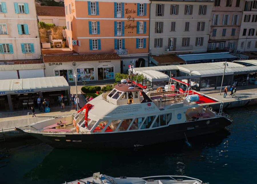 Lunch of lobster pasta in a cove in the Lavezzi Islands - Key points to know before booking