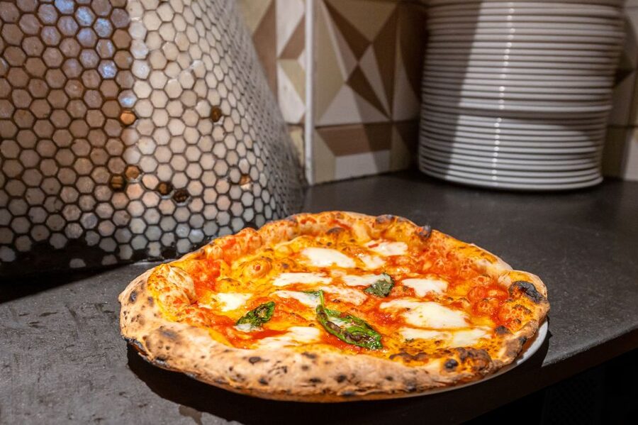 Naples: Authentic Neapolitan Pizza Making Class - How the guide affects the experience