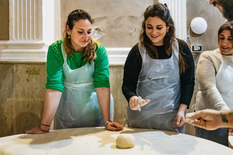 Naples: Pizza-Making Workshop with Drink and Appetizer - What the two-hour schedule includes