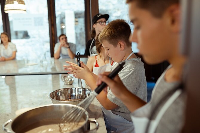 Palermo's Delight: Unleash the Secrets of Pizza and Gelato Making - Stretching, topping, and baking your pizza
