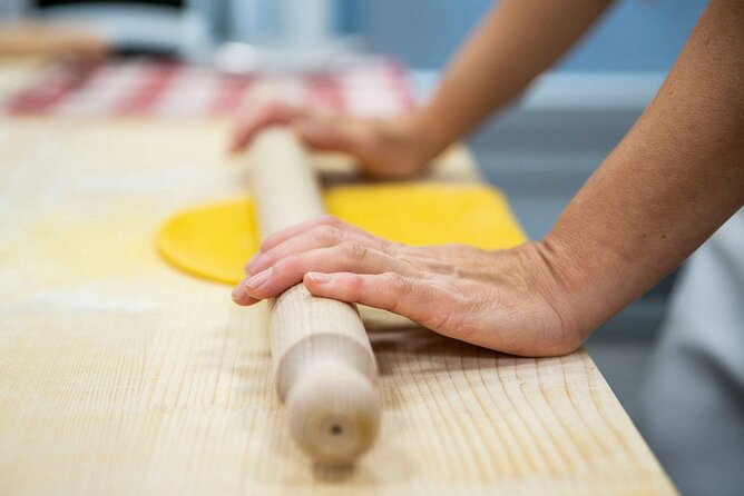 Pasta Academy Sfoglina Simonetta - Step one: mixing and working the dough