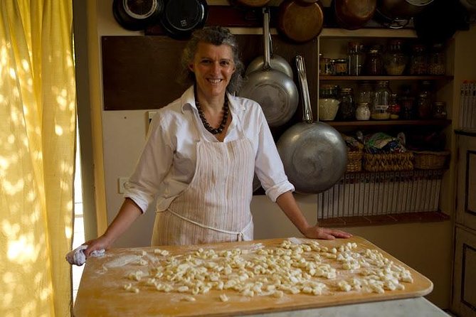Pasta and Pizza cooking class in Cortona - Cooking in Simonetta’s Cortona kitchen