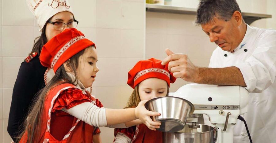 Pizza & Gelato: Cooking Class in central Florence - Making pizza in central Florence