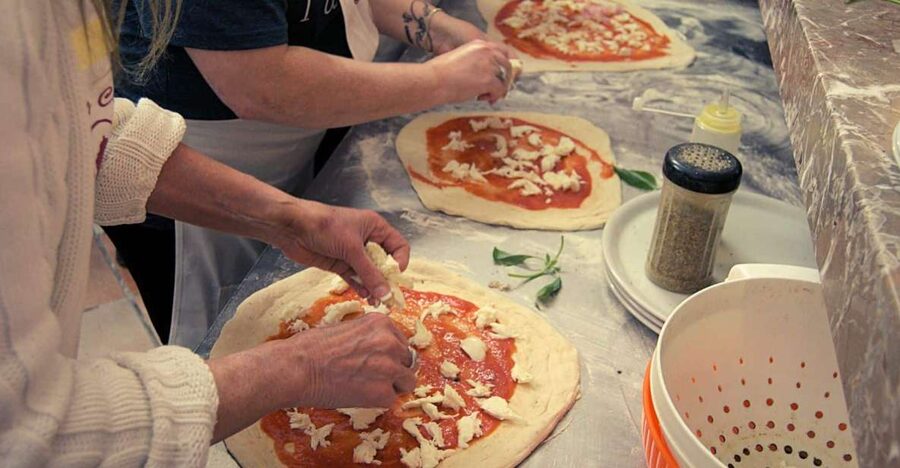 Pizza lesson - From kneading table to wood-fired oven