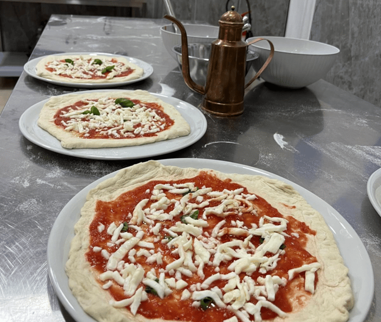 Pizza-Making Workshop by night with glass of wine - The chef makes the difference