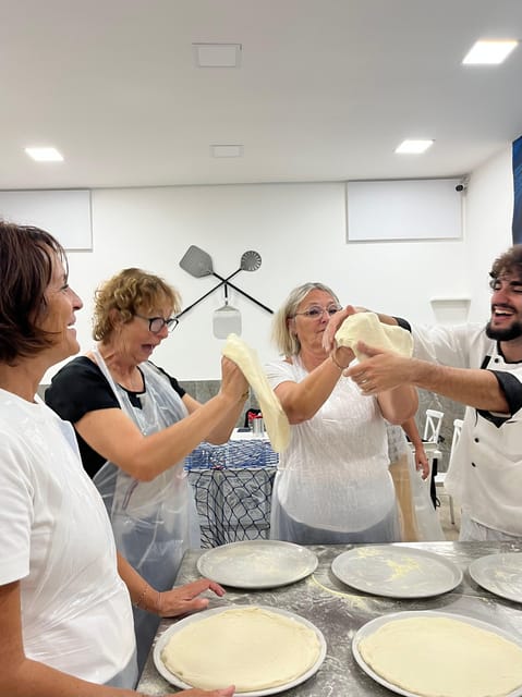 Pizza-Making Workshop by night with glass of wine - Who should book this experience