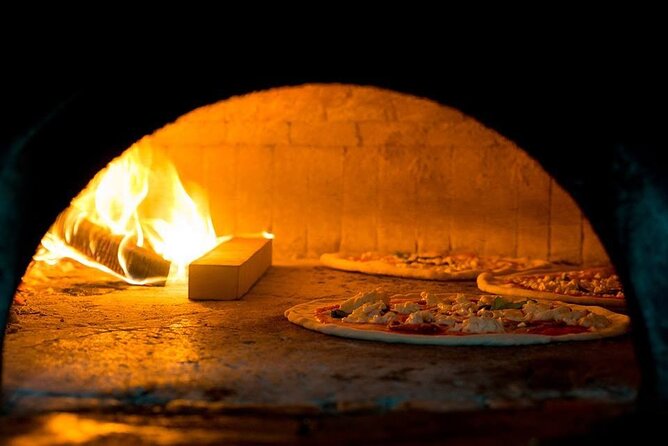 Real Neapolitan Pizza Class in a Historic Pizzeria - Shaping the famous cart-wheel pizza