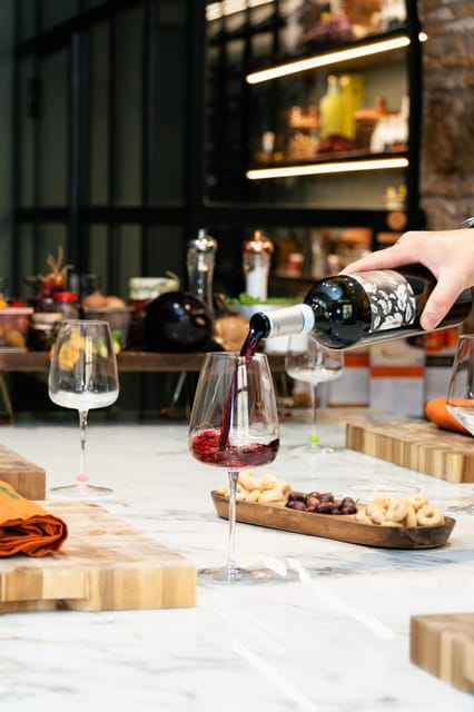 Rome: Cooking Class - Pizza & Gelato with Free Flowing Wine - Finding the meeting point near the Colosseo Metro Station