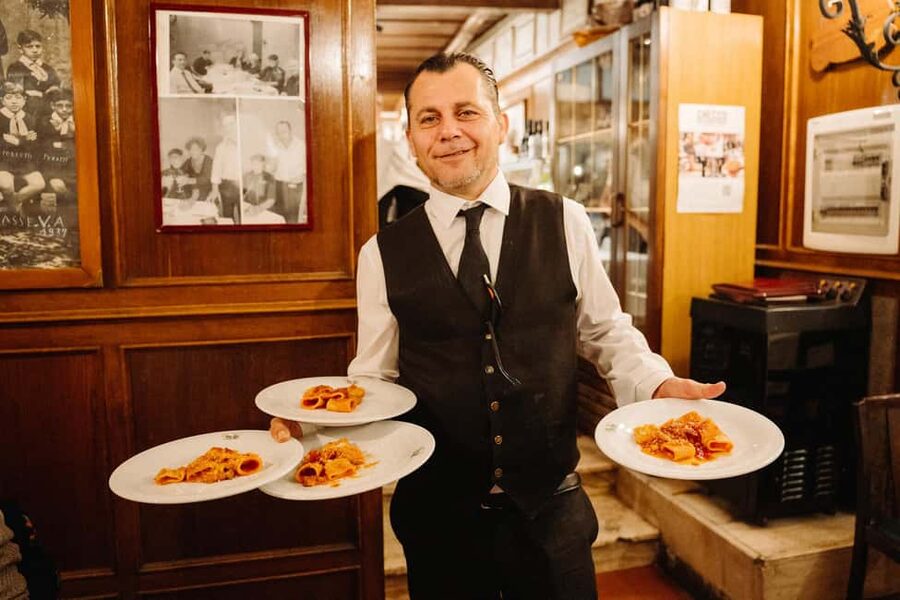 Rome Food Tour: Trastevere Aperitivo, Wine & Pasta Dinner - Natural wines and bruschetta at Vanda