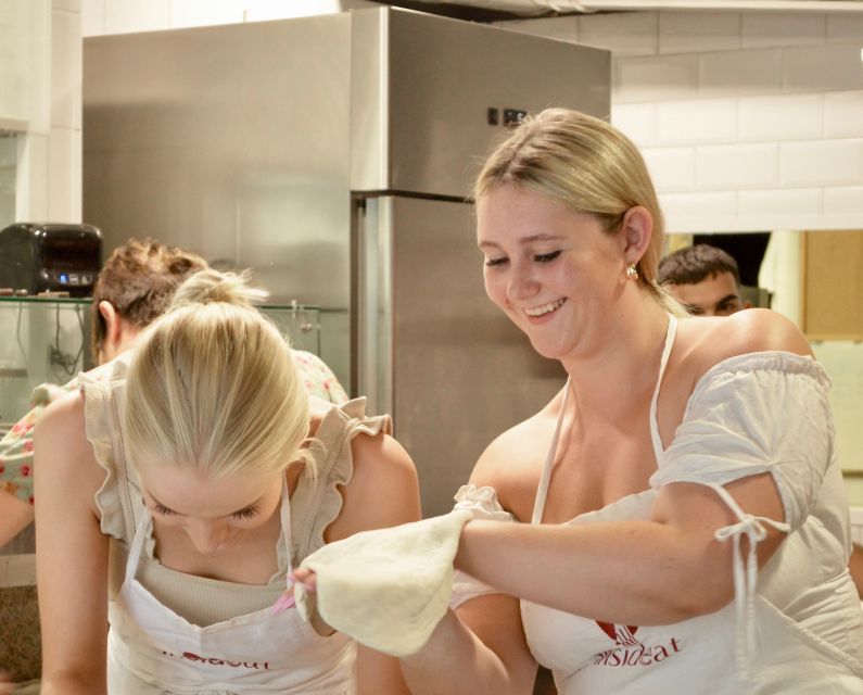 Rome: Hands-On Pizza Making Class near the Vatican with Wine - Timing your class around the Vatican