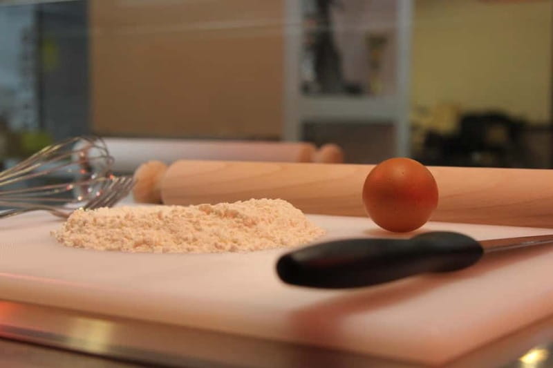 Rome: Lasagna, Fettuccine Pasta & Tiramisu Cooking Class - Languages and the teaching style