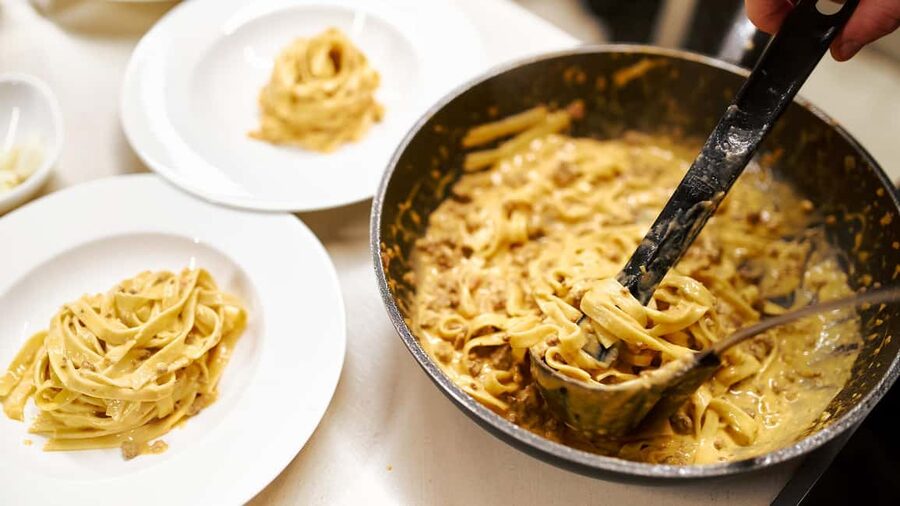 Rome: Pasta and Tiramisu Cooking Class with Prosecco - Starting with prosecco and a Roman welcome