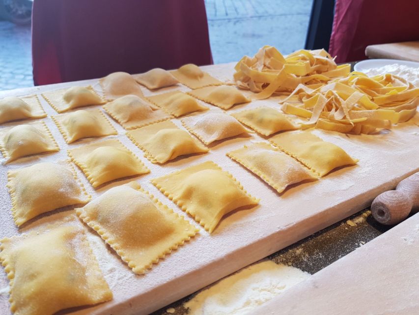 Rome: Pasta Making Workshop with Lunch - Making pasta in a Trastevere restaurant