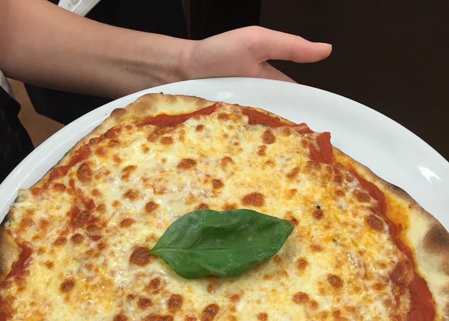 San Gimignano: 2-Hour Pizza Class & Wine Tasting - Making pizza in the Tuscan countryside