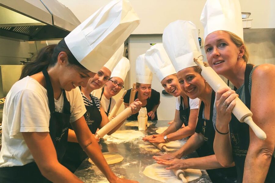 San Gimignano: 2-Hour Pizza Class & Wine Tasting - What the two-hour lesson is like
