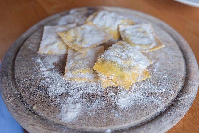 Share your Pasta Love: Small group Pasta and Tiramisu class in Arezzo - Cooking pasta in an Arezzo home
