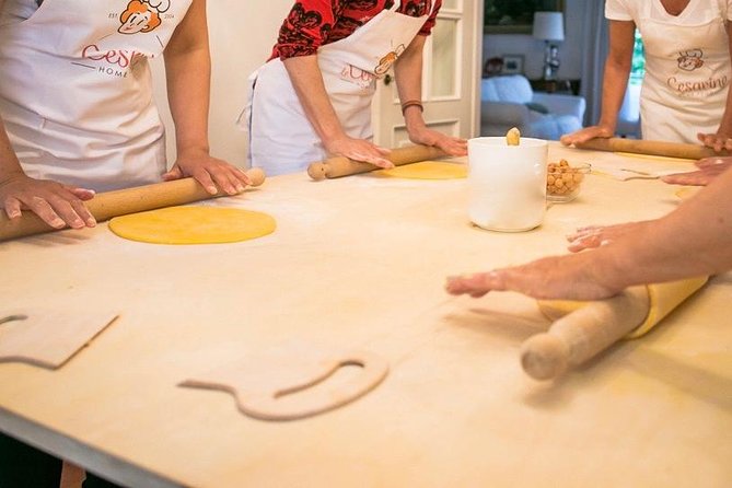 Small group Pasta and Tiramisu class in Como - Cooking pasta in a Como living room