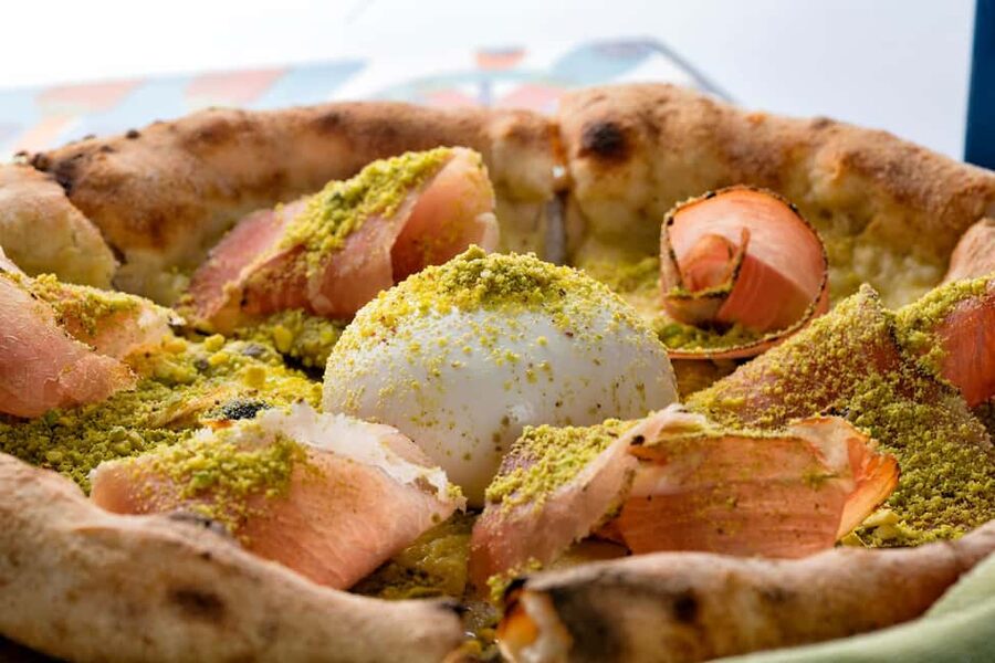 Taormina Pizza making class - The restaurant setting and group-size tradeoff